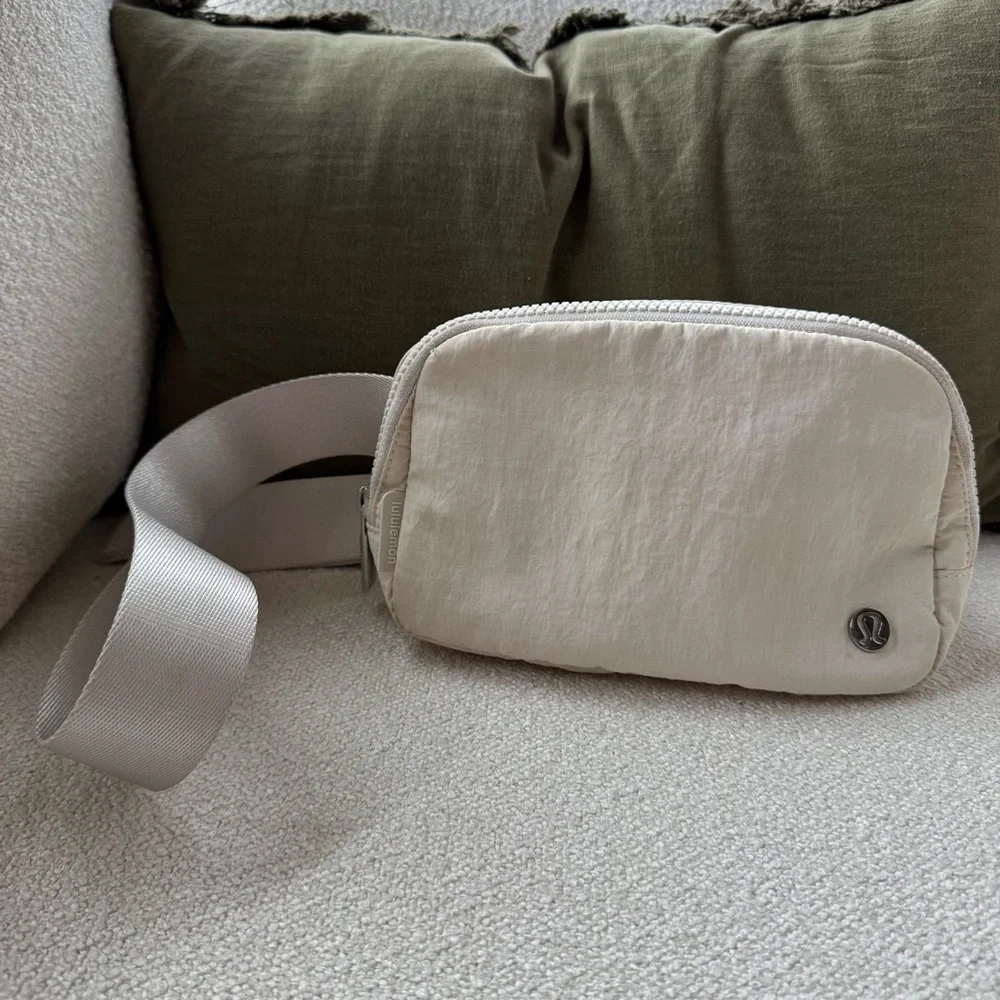 Lululemon Everywhere Belt Bag Cream Silver - Picture 5 of 7